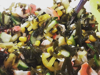 Салат из морской капусты с крабовыми палочками и кукурузой