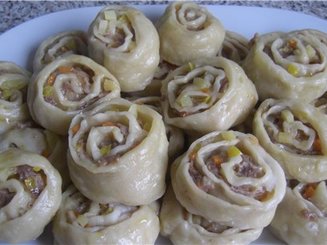 Оромо (мясо-овощной рулет на пару)