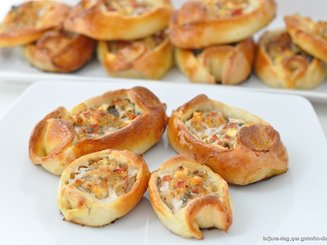 Пиде (турецкие лепешки) с фаршем, фетой и помидорами