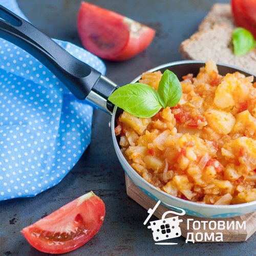 Картофель, тушенный с помидорами