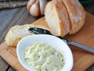Зелёное масло с чесноком и плавленным сыром