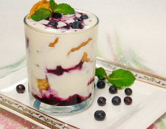 Творожный десерт с черникой и йогуртом