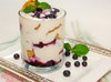 Творожный десерт с черникой и йогуртом