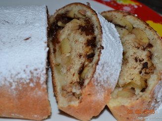 Творожный рулет с яблоками и шоколадом