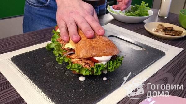 Сэндвич с курицей и овощами в хрустящей булочке фото к рецепту 6