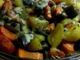Картофель маринованный и запеченный в духовке с овощами