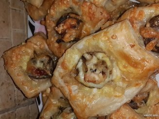 Грибы фаршированные на слоёном тесте