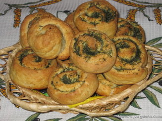 Творожные булочки с укропом и чесноком