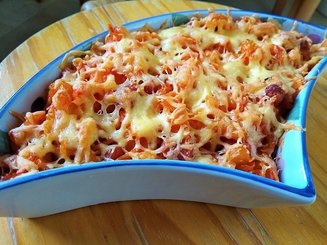 Макароны с томатным соусом и чоризо (Macarrones con salsa de tomate y chorizo)