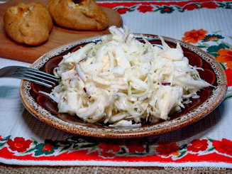 Капустный салат с яблоком и сыром