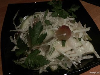 Салат из капусты,яблок и винограда