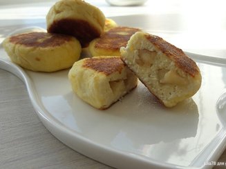 Сырники с начинкой из яблок и изюма