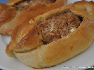 Пиде (турецкие лепешки) с фаршем, фетой и помидорами