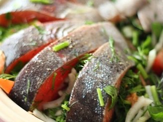 Лосось, запеченный с помидорами и луком