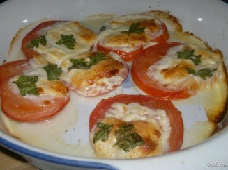 Брынза, запеченная с помидорами и паприкой