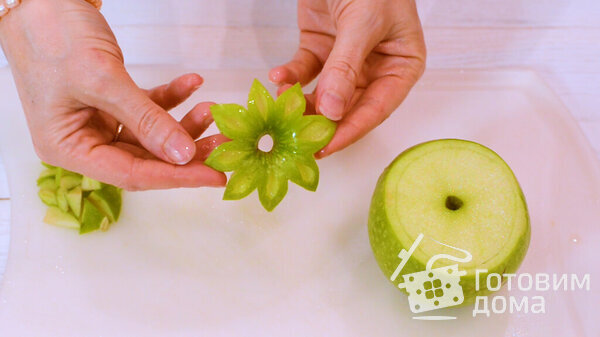 Фруктовая нарезка с листиками из яблок фото к рецепту 6