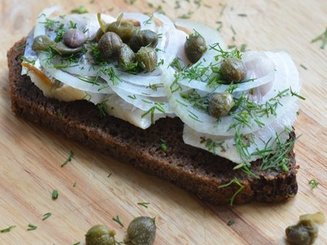 Smørrebrød - Датский бутерброд с селёдкой и каперсами