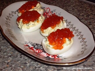 Яйца фаршированные красной икрой