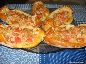 Пиде (турецкие лепешки) с фаршем, фетой и помидорами