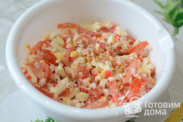 Салат с крабовыми палочками, помидорами и яйцами фото к рецепту 1