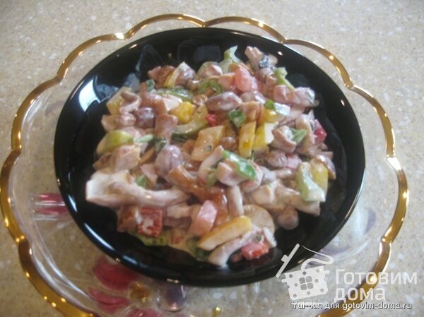 Салат из копченой курицы с мариноваными опятами фото к рецепту 1