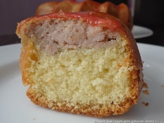 Кекс с творожно-клубничной начинкой