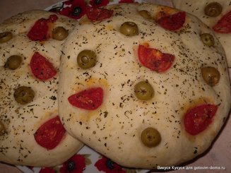 Мини фокаччи с помидорами-черри и оливками
