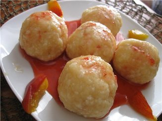 Кнедлики с клубникой под сметанно-медовым соусом