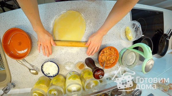 Пирог с сосисками, беконом и фасолью фото к рецепту 15