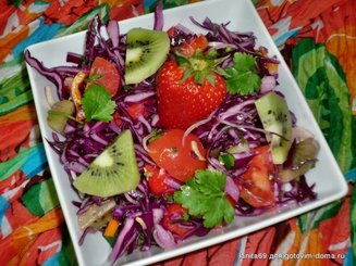 Салат "Безумство" с красной капустой,клубникой и