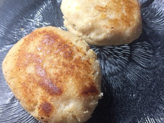 Котлеты из картофеля, сыра и укропа с грибами + соус