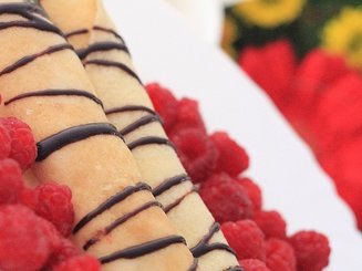 Французские блинчики с камамбером и инжирной горчицей