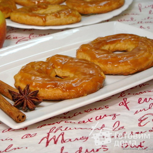 Яблочные пончики с карамелью