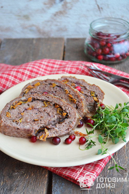Мясной рулет с клюквой и грибами