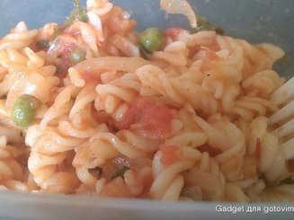Орзо с креветками и зеленым горошком