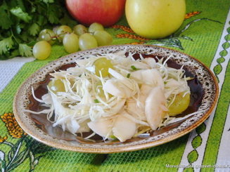 Салат из капусты,яблок и винограда
