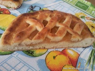 Дрожжевой пирог с яблоками и вареньем