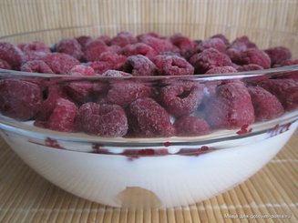 Творожный десерт с ягодами и профитролями