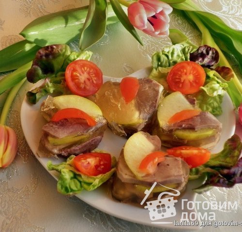 Заливные языки с яблоком