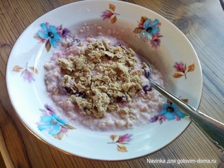 Овсяная каша с халвой и малиной
