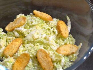 Хрустящий салат из пекинской капусты с сыром и сухариками