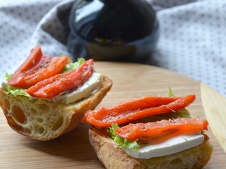 Брускетта со сладким перцем и сыром