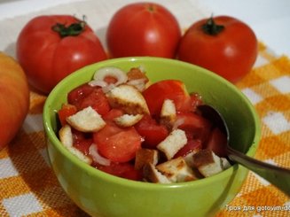 Хлебный салат с помидорами и луком