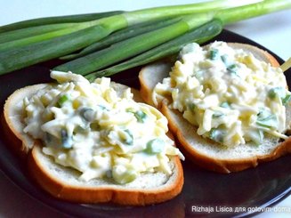 Сырный салат с зеленым луком
