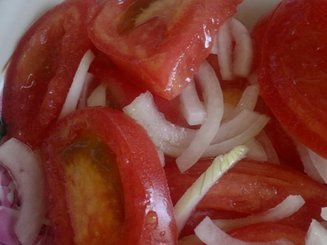 Салат из помидоров с луком