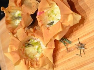 Корзиночки фило с пореем и козьим сыром