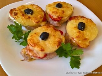 Свинина, запеченная с ананасами