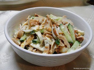 Салат с маринованными грибами и яичными блинчиками