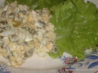 Салат с сыром, горошком и яйцами