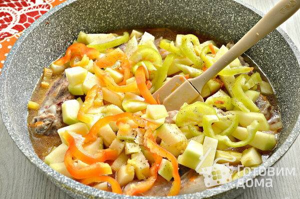 Куриные стейки на сковороде с овощами по-Махеевски фото к рецепту 4